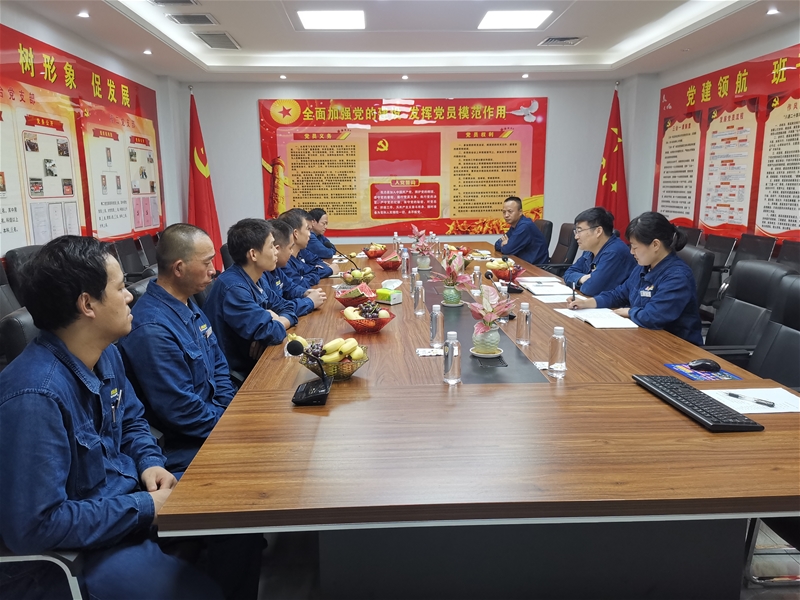 7月30日下午，軋鋼廠(chǎng)黨委組織召開(kāi)“‘慶八一’學(xué)黨史  扛死肩   共奮進(jìn)”復(fù)轉(zhuǎn)軍人座談會(huì)